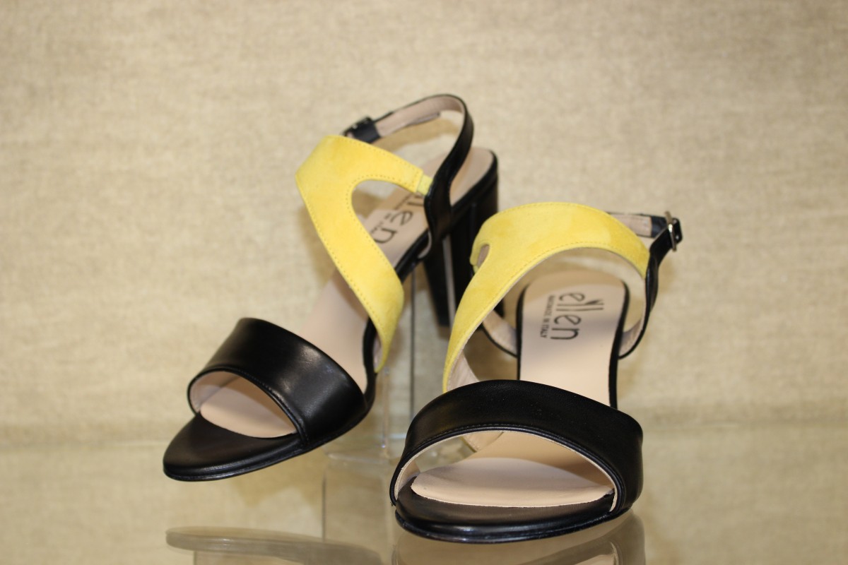 Elegante Sandalette mit kontrastfarbenen Details