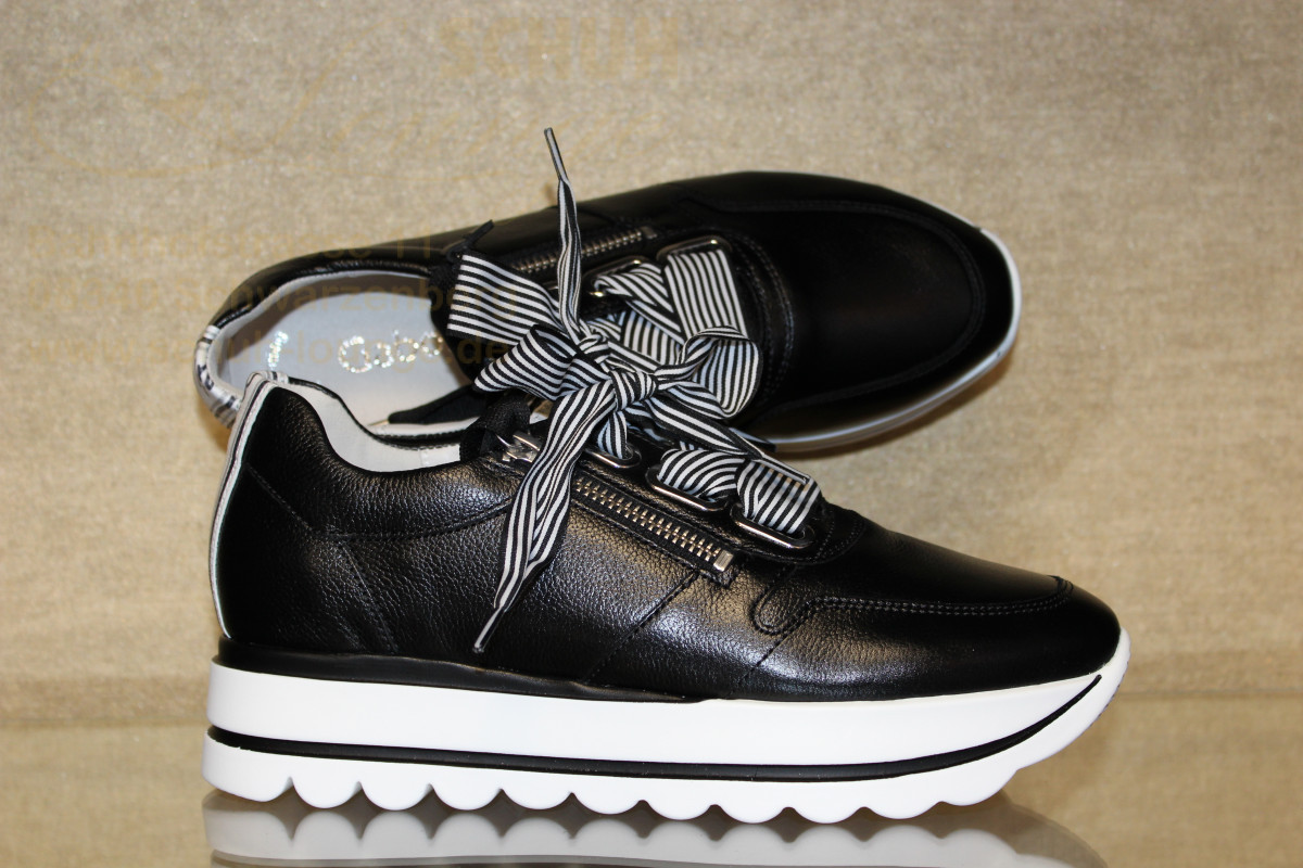 Plateau-Sneaker aus schwarzem Glattleder von Gabor